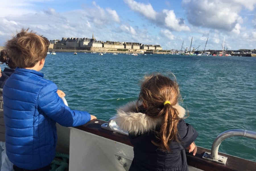 Arrivée à Saint-Malo par la mer depuis Dinard. F. Ravard