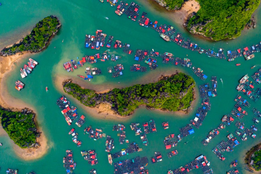 Baie de Haiphong. Binh Ho image - Shutterstock.com