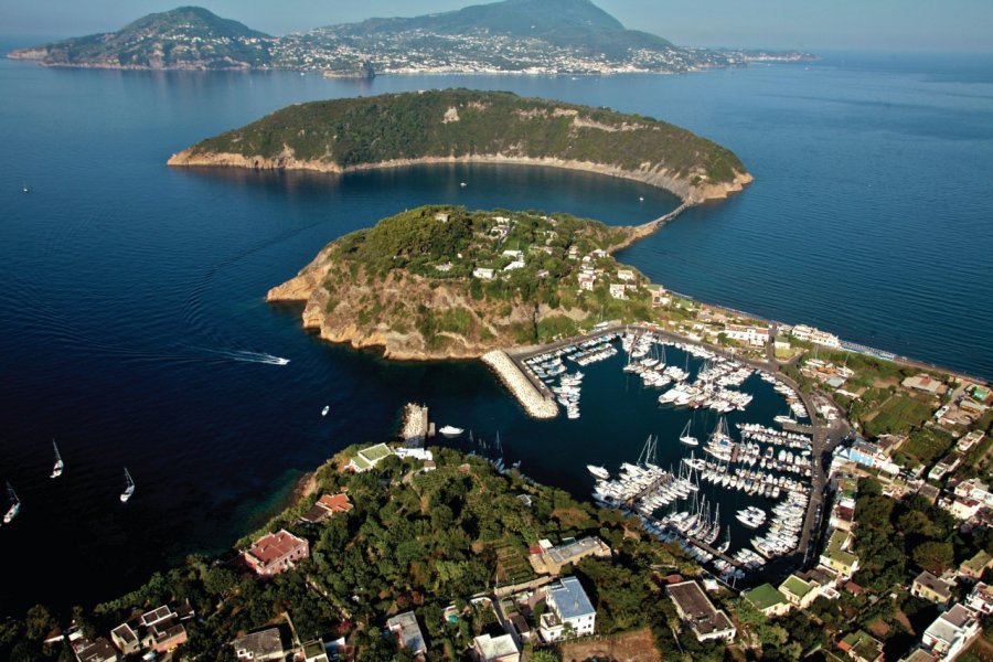 Vue aérienne des îles du golfe de Naples. Andreamuscatello - iStockphoto