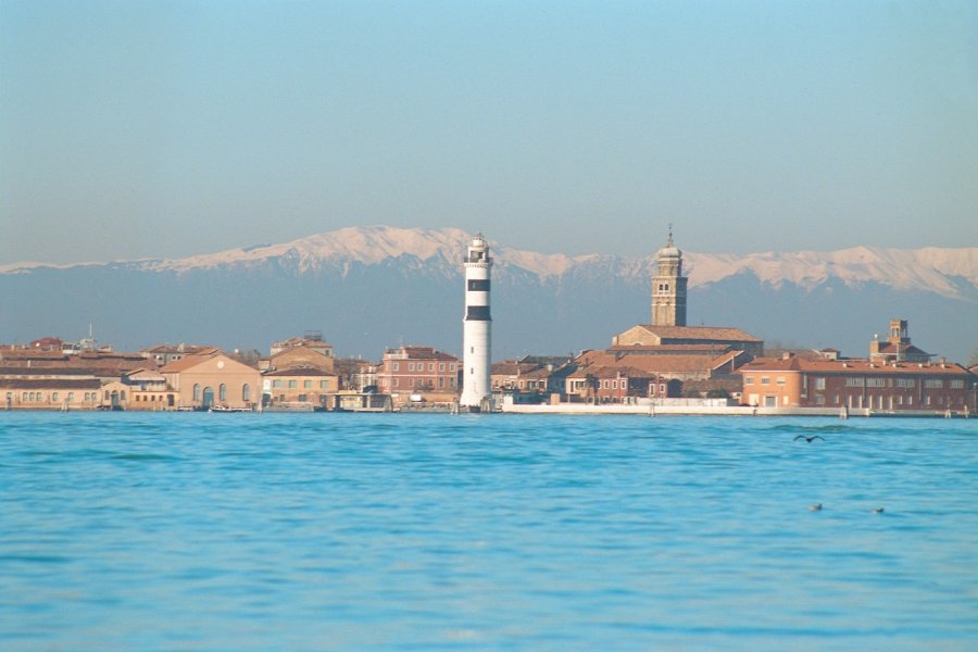 L'île de Murano sur fond de chaîne des Alpes. Stéphan SZEREMETA