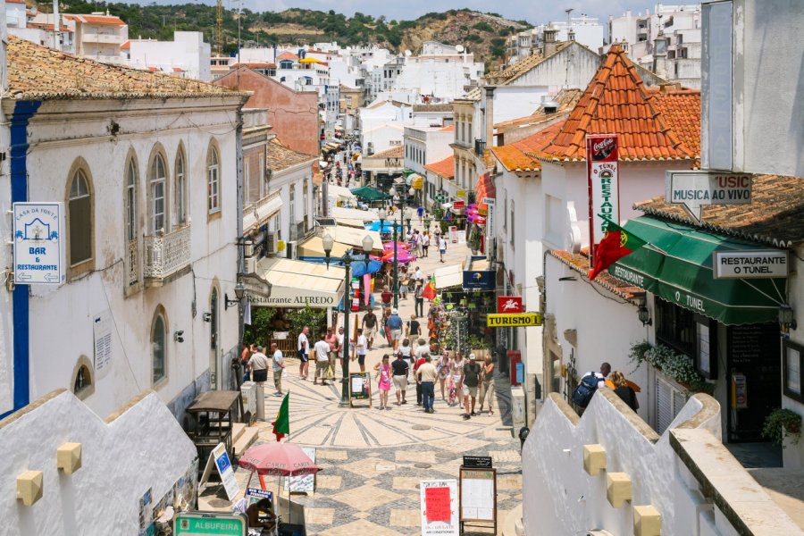 Balade dans les rues d'Albufeira. vvoe - Shutterstock.com