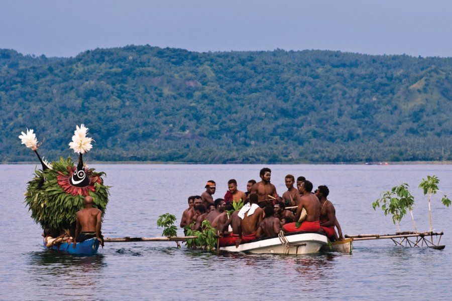 Arrivée des masques dukduk dans la baie de Rabaul. (© Philippe Gigliotti))