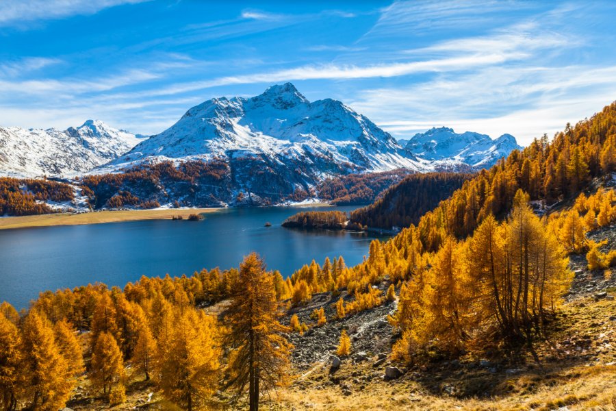 Lac de Sils et les Alpes suisses du Piz de la Margna à Engadine. Peter Stein - Shutterstock.com