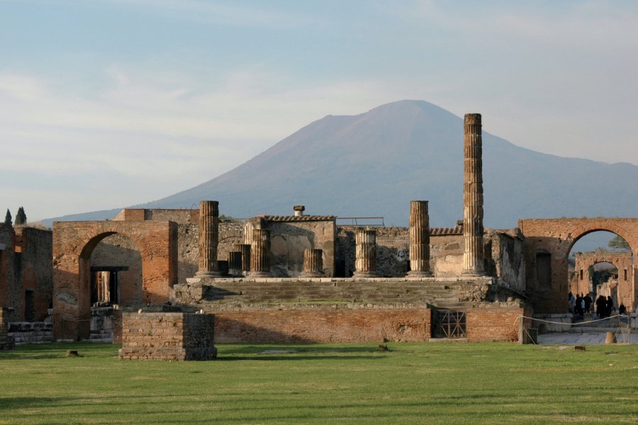 Temple de Jupiter et le Vésuve. Picsofitalia.com