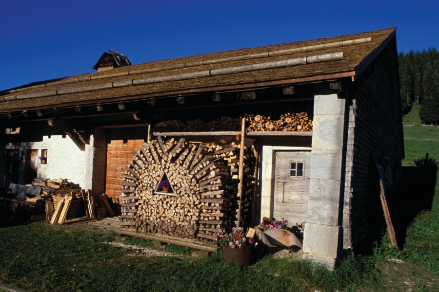 Chalet de montagne (© PIERRE DELAGUÉRARD - ICONOTEC))