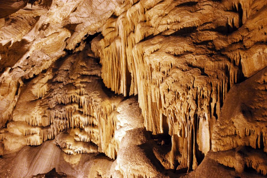 De magnifiques colonnes de stalactites à l'intérieur de la grotte d'Antiparos. Theastock - Shutterstock.com
