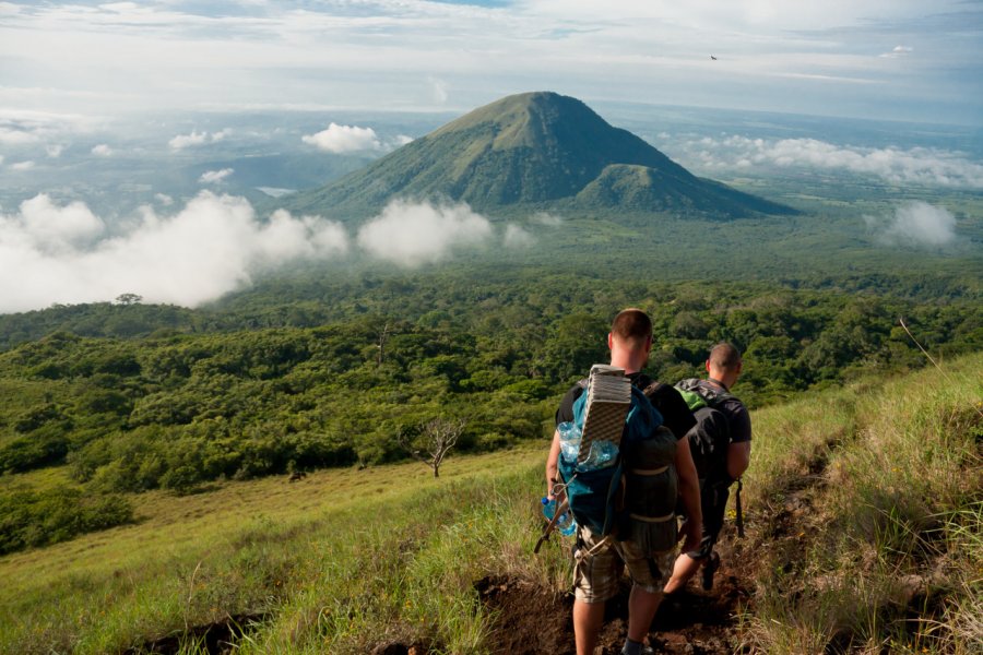 Randonnée sur le volcan el Hoyo avec vue sur le volcan Asososca. Eweleena  - Shutterstock.com