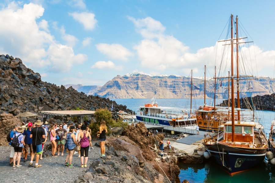 Ile volcanique de Kea Kameni. Littleaom / Shutterstock.com