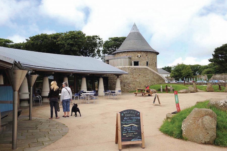 Oriel y Parc à St David's avec son office de tourisme, son café et l'exposition d'artistes locaux. Pembrokeshire Coast National Park Authority