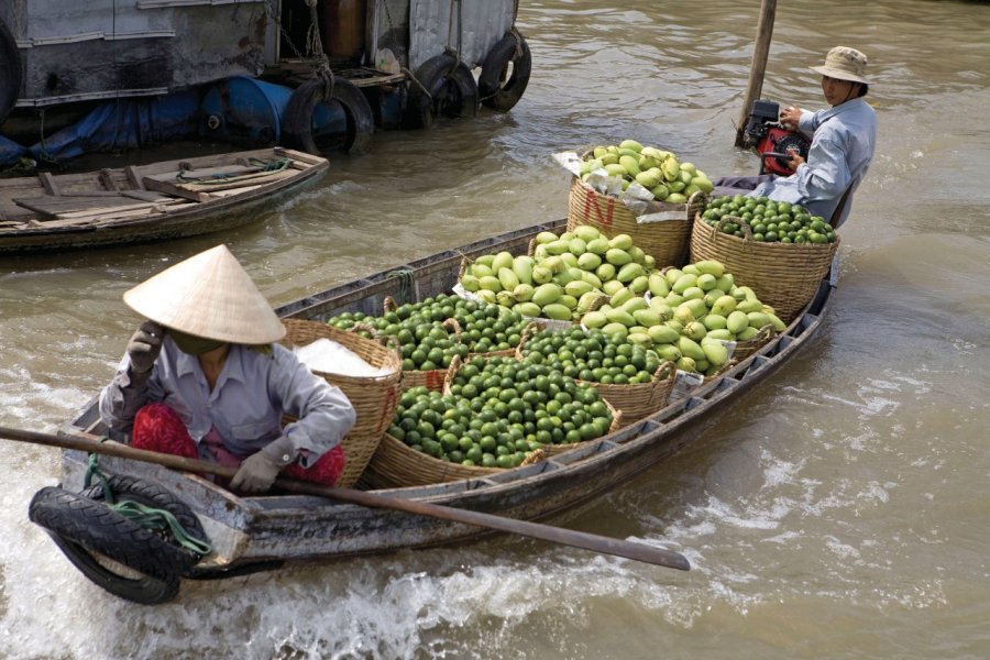 Delta du Mekong, barque transportant des légumes. Yukiko Yamanote - Iconotec