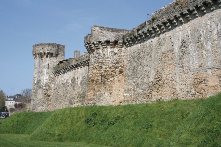 Les remparts Office de Tourisme du Pays de Laval