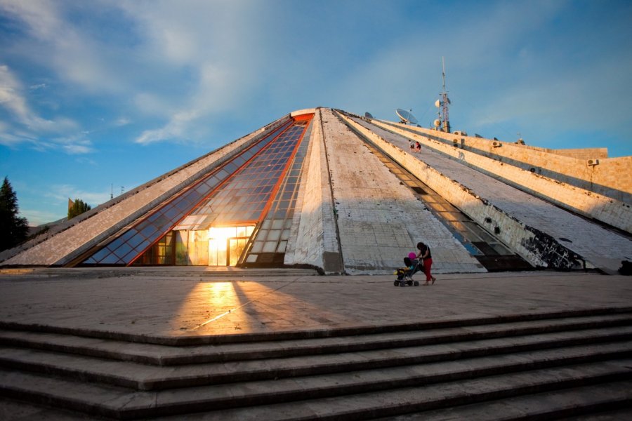Pyramide de Tirana. Martchan - Shutterstock.com