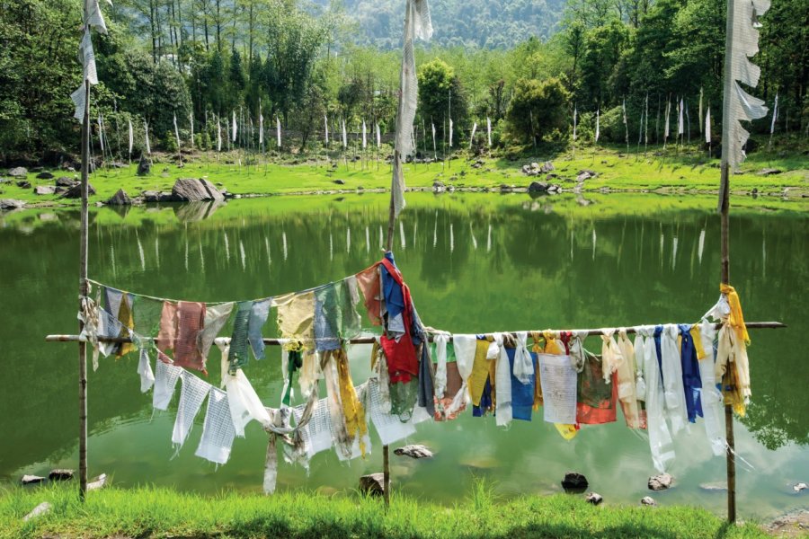 Drapeaux de prières près du lac Kathok, Yuksom. Sihasakprachum - iStockphoto