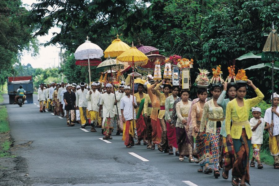 Procession pour un odalan près de Besakih. Yukiko Yamanote - Iconotec