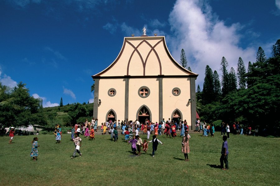 Habitants de l'île des Pins à la sortie de la messe. (© Author's Image))