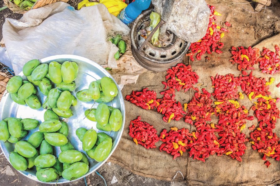 Etal de fruits et légumes locaux. cribea - iStockphoto.com