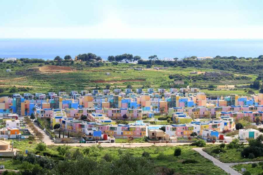 Maisons colorées à Albufeira. gvictoria - Shutterstock.com