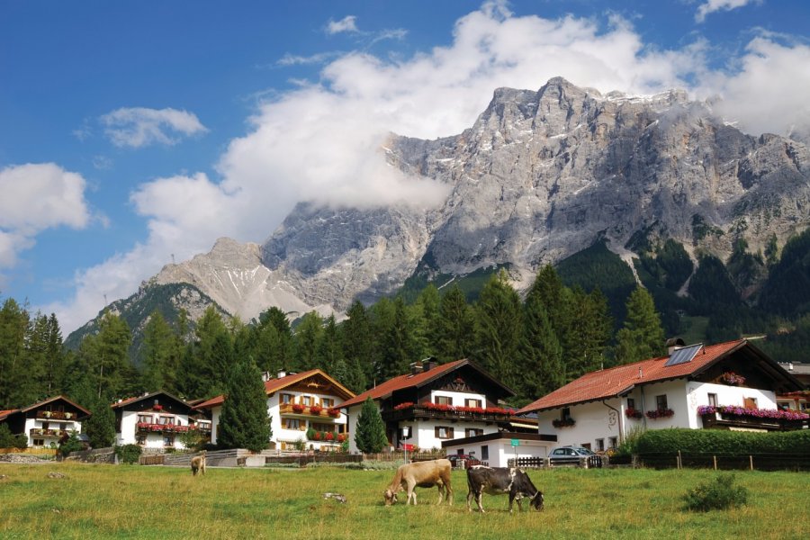 Village de Ehrwald et le Mont Zugspitze en arrière plan. Manfredxy - iStockphoto