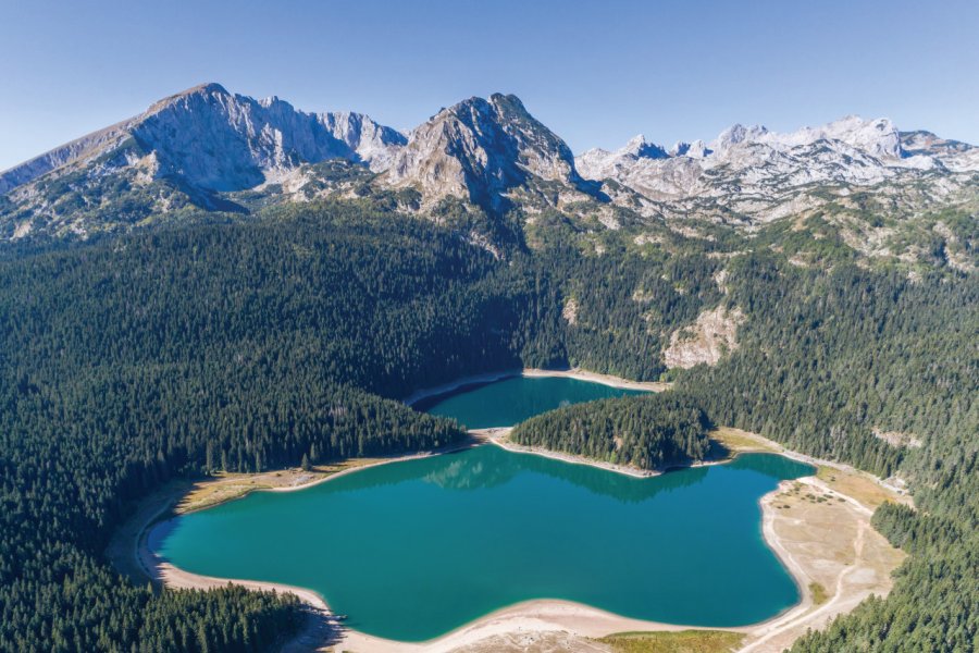 Vue sur le lac Noir au parc national du Dormitor. AlexKazachok2 - iStockphoto.com