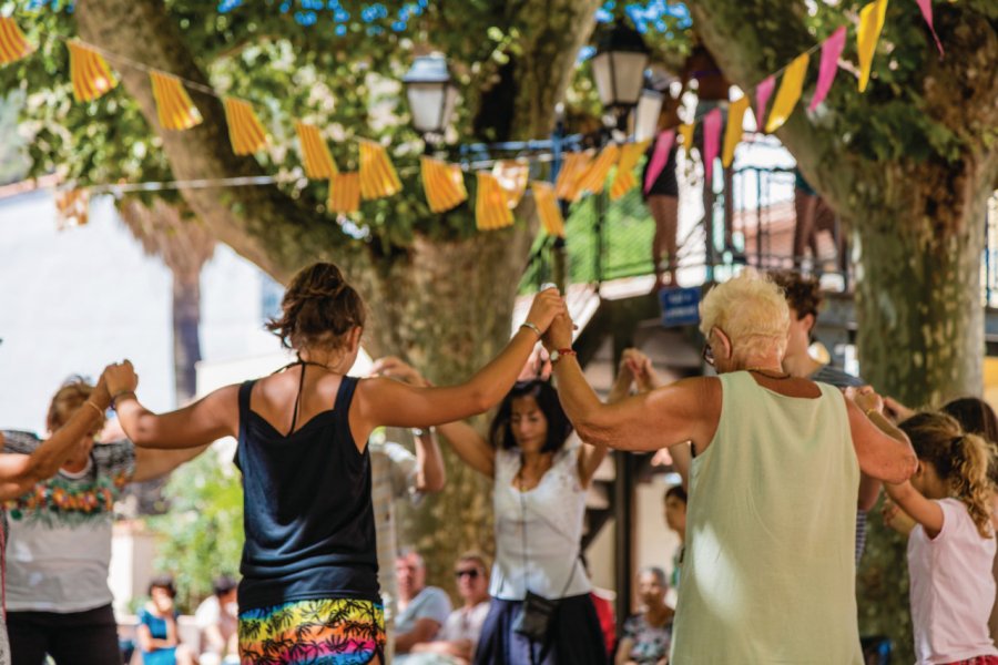 Danse de sardane à Cerbère. MarcoZouvek - Shutterstock.com