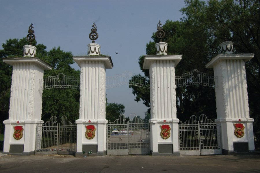 Portail du stade Lénine Stéphan SZEREMETA