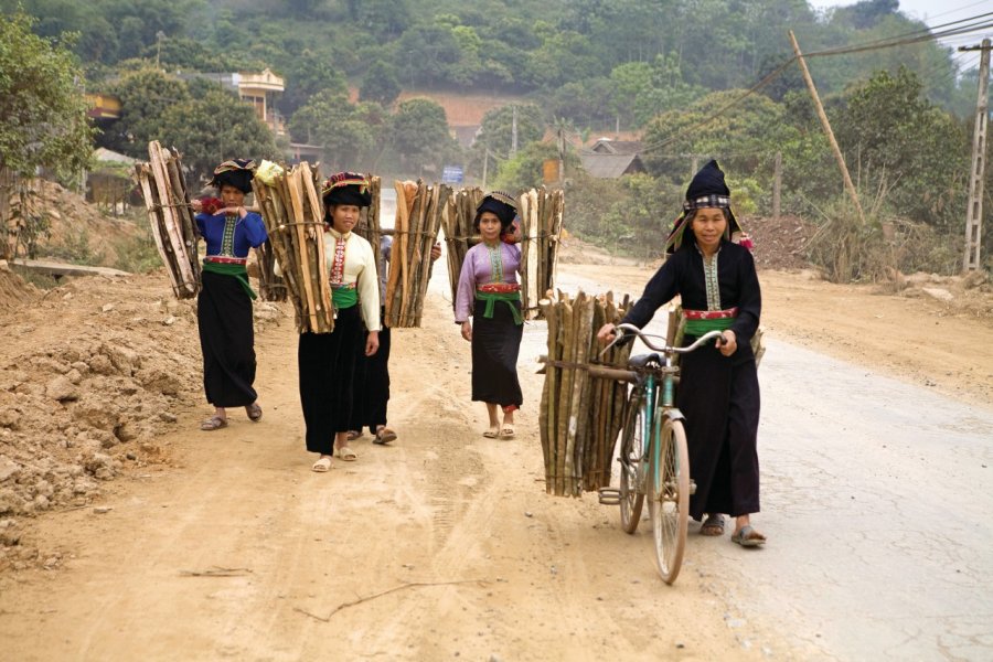 Femmes transportant du bois. Yukiko Yamanote  - Iconotec