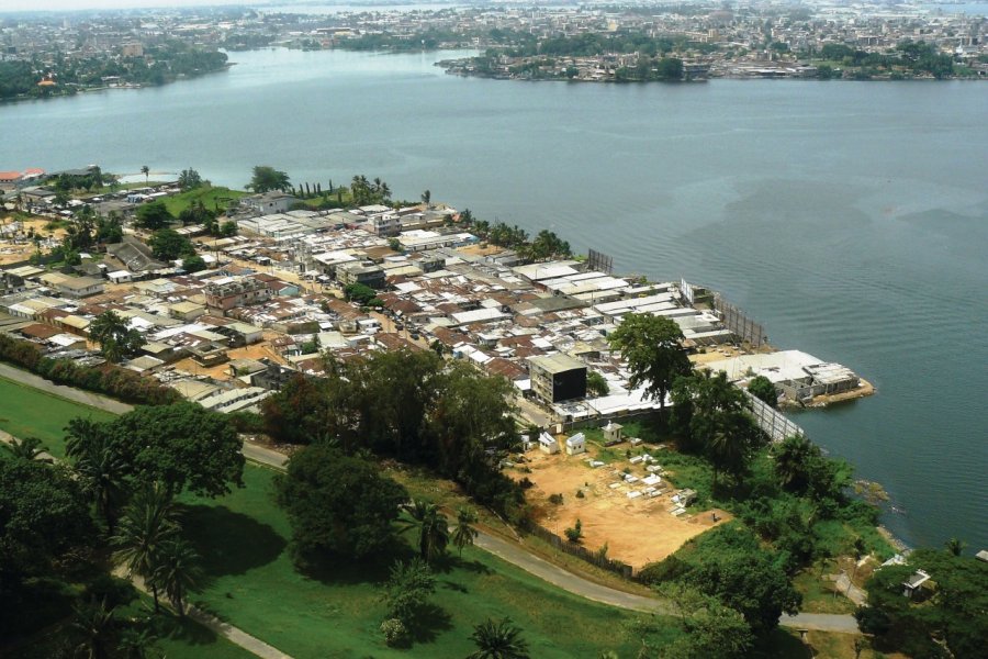 En bas de l'hôtel Ivoire s'étend le village lagunaire de Blokosso. Elodie VERMEIL