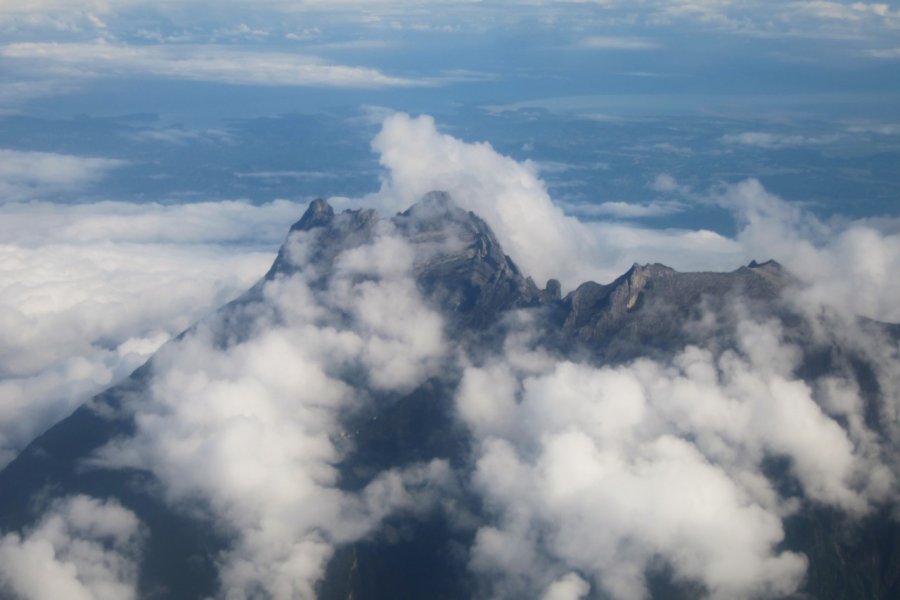 Vue aérienne du mont Kinabalu Stéphan SZEREMETA