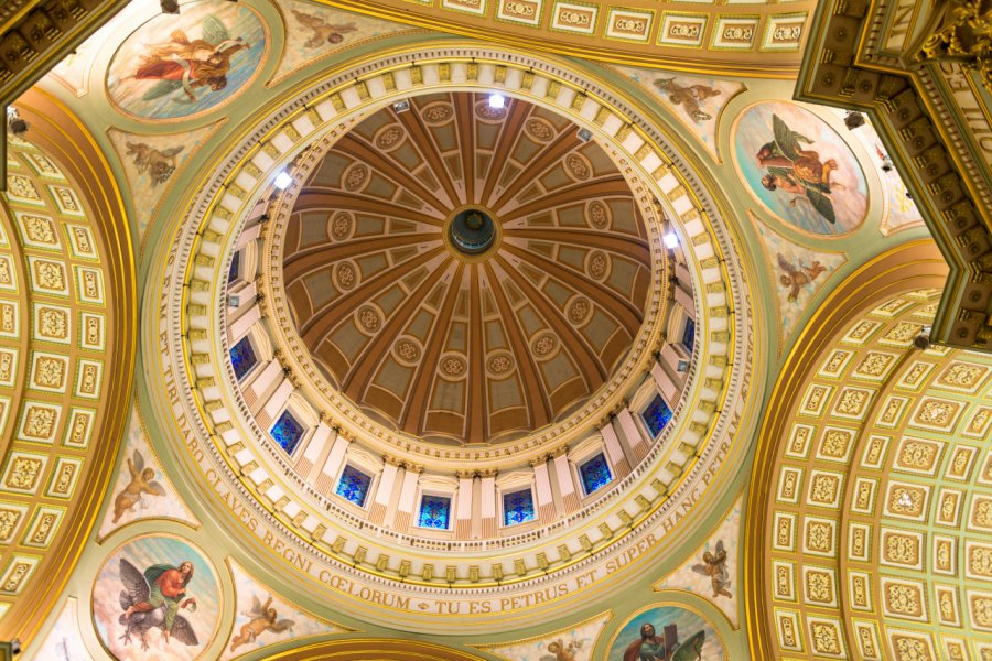 Intérieur de la cathédrale Marie-Reine-du-Monde (© bms-photo - Shutterstock.com))