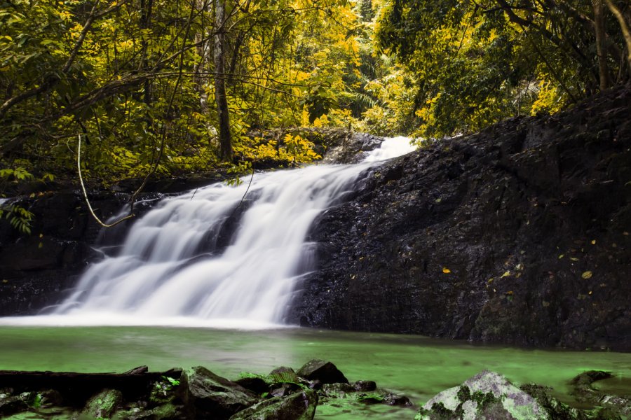 Cascade de Huai Sa Khe dans le parc national de Khao Phanom Bencha. GNNick - Shutterstock.com