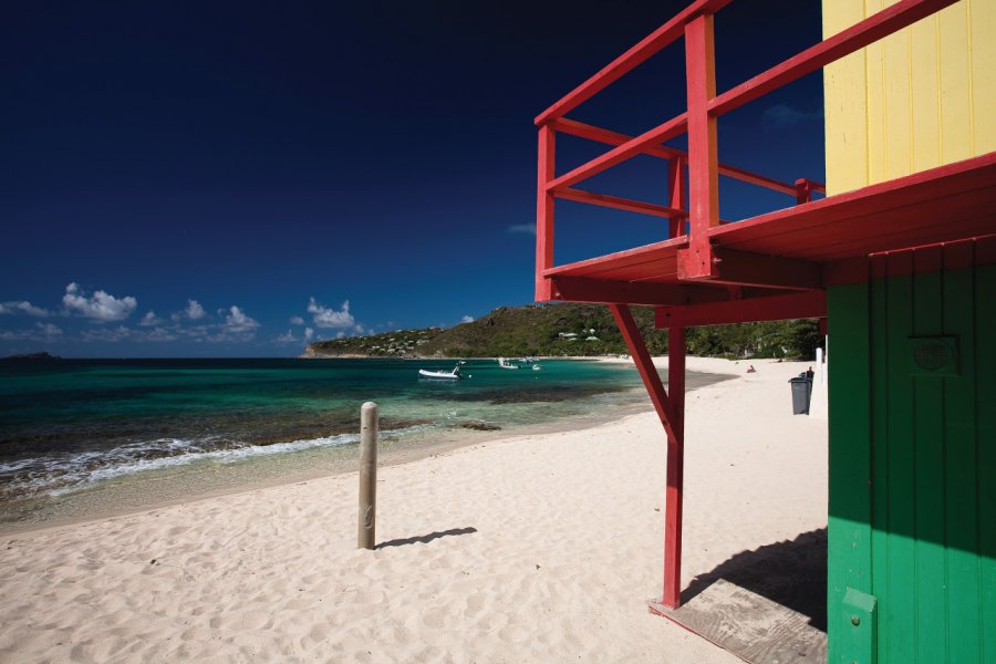 Plage de Lorient et sa cabane de surfeurs. Comité du Tourisme de Saint-Barthélemy / Laurent Benoît