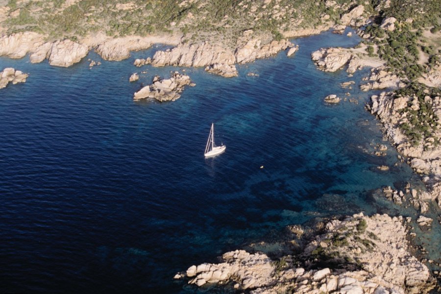 Bateau au mouillage dans une crique corse VINCENT FORMICA