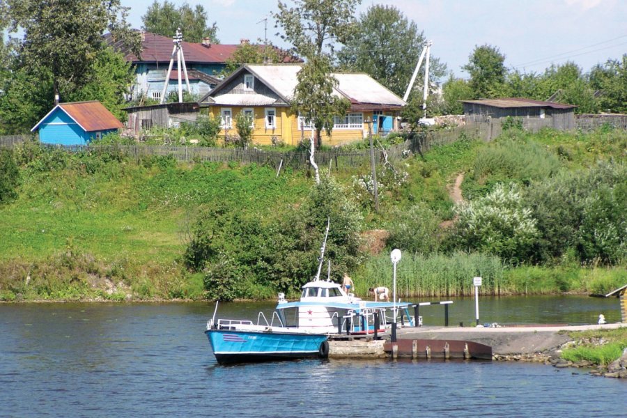 Village en bordure du fleuve. Stéphan SZEREMETA