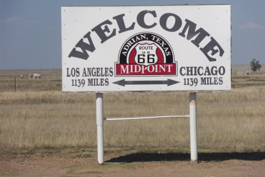 Le panneau qui marque le milieu de la Route 66. Claire DELBOS