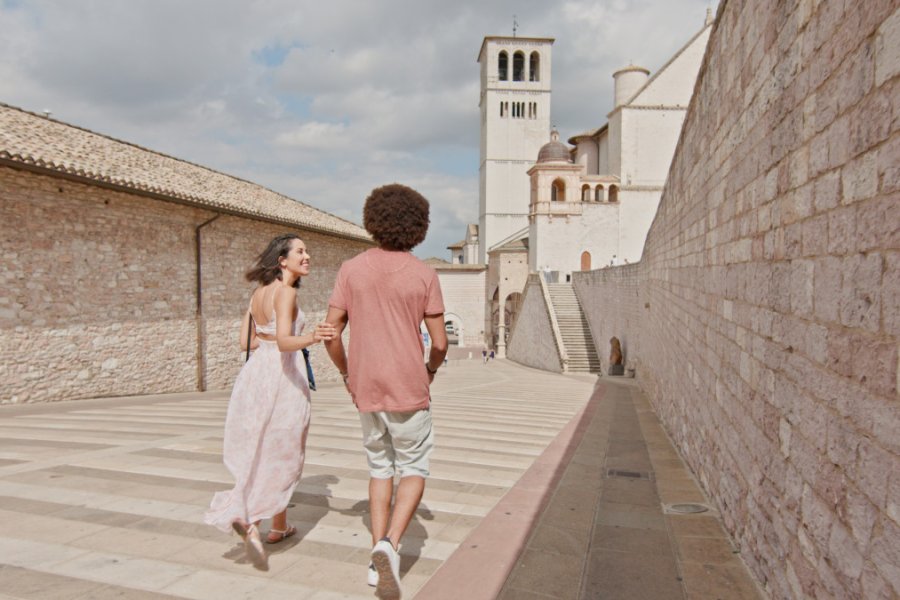 Touristes visitant la ville d'Assise. ZoneCreative - Shutterstock.com