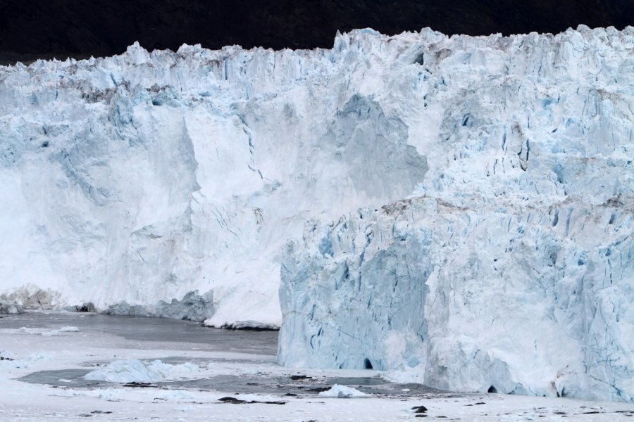 Le glacier Eqi en train de vêler. Stéphan SZEREMETA