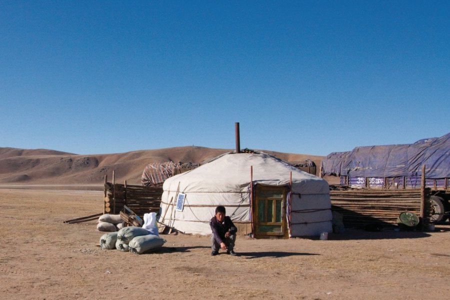 Nomade devant sa yourte dans les environs de Bulgan. Maxence Gorréguès