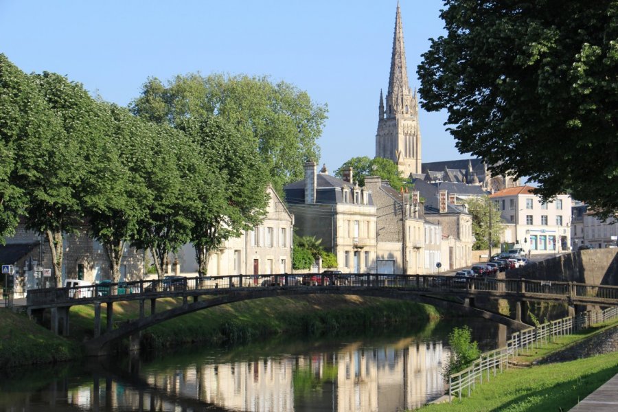 Canal et église de Fontenay-le-comte. Linda CASTAGNIE