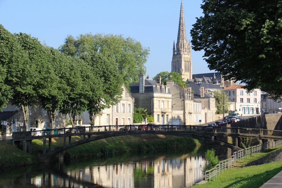 Canal et église de Fontenay-le-comte. (© Linda CASTAGNIE))