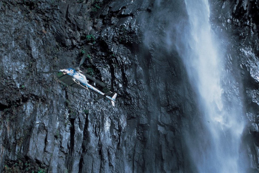 Hélicoptère longeant la cascade du Trou de Fer. (© D. Cati - Iconotec))