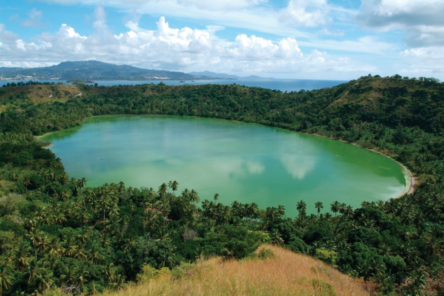 Le lac du volcan Dziani. Fotoember - iStockphoto