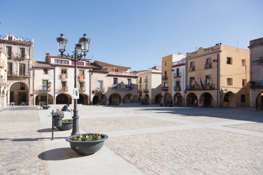 Plaça porxada, Amer. Turisme La Selva