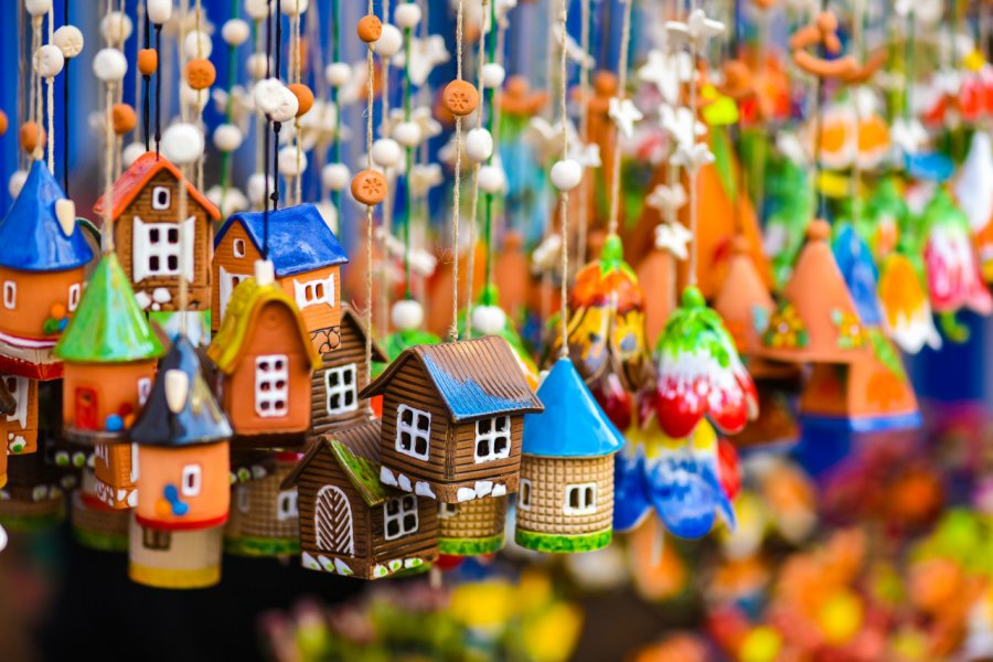 Cloches suspendues en céramique au marché artisanal de Kaziukas, Vilnius. krivinis - Shutterstock.com