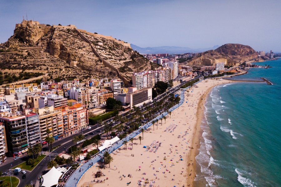 Plage d'Alicante. Iakov Filimonov - Shutterstock.com