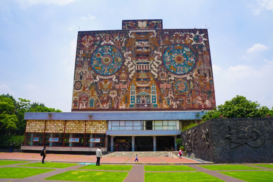 Bibliothèque centrale de Mexico, recouverte de mosaïques, oeuvre de Juan O'Gorman. Inspired By Maps - Shutterstock.com