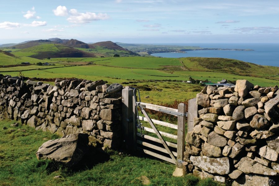 Vue à travers des terres agricoles sur la côte nord de la péninsule de Llyn iStockphoto.com/stephenmeese