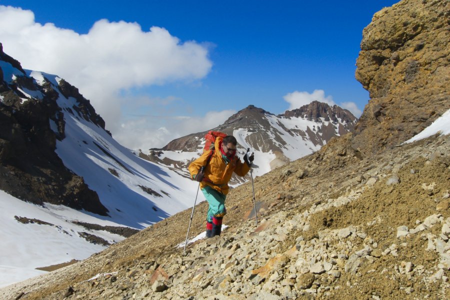 Un alpiniste au mont Arakads. YuG - Shutterstock.com