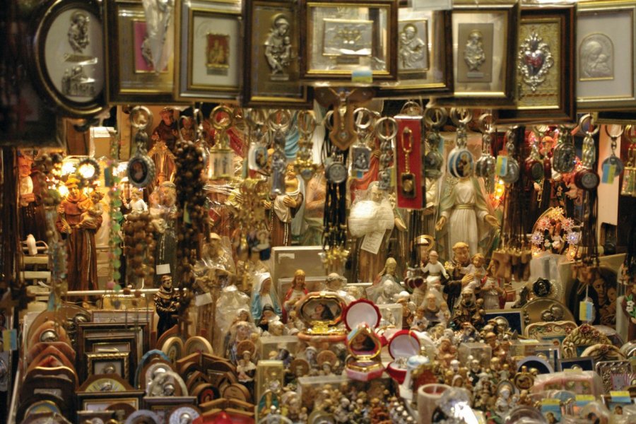 Souvenirs religieux dans la Basilica di Sant'Antonio. Stéphan SZEREMETA