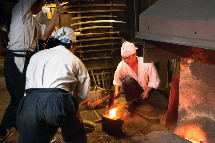 Les célèbres couteaux de la ville de Sakai sont fabriqués de façon traditionnelle. Osaka Convention & Tourism Bureau