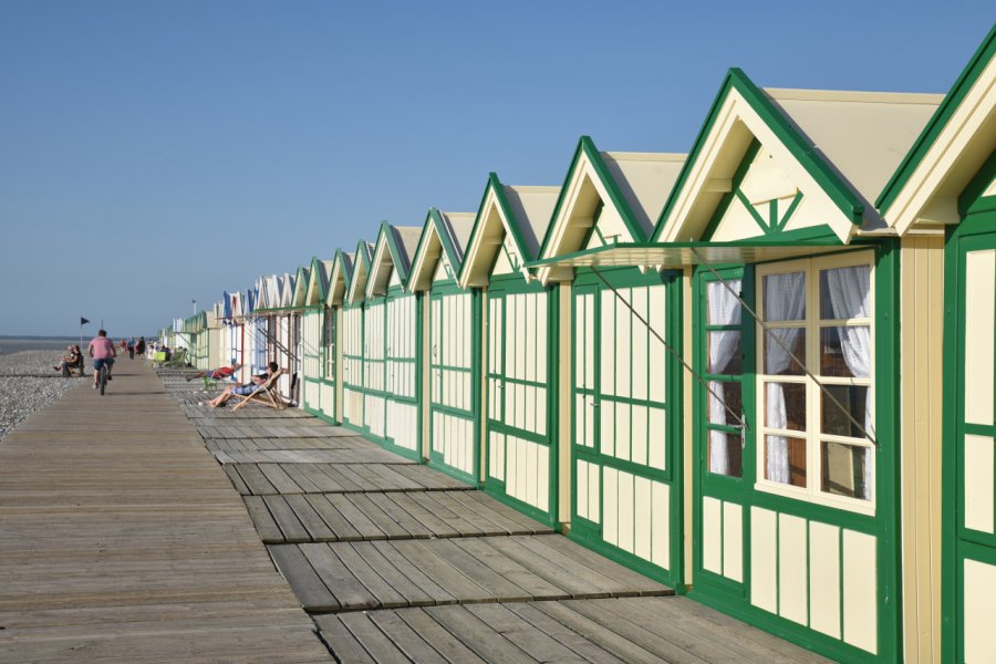 Cabines de plage à Cayeux-sur-Mer. (© JFBRUNEAU  - stock.adobe.com))